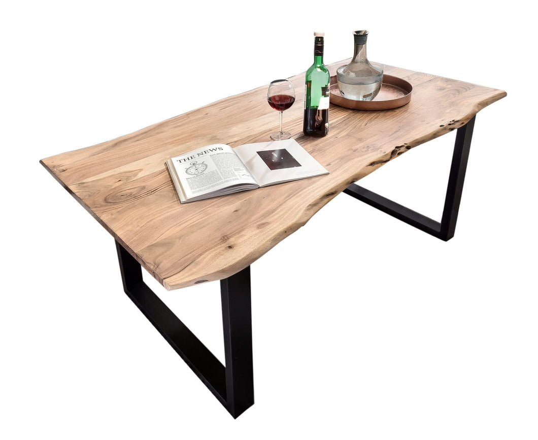 Tisch 160x85 cm, Akazie natur, 36 mm Baumkante wie gewachsen, mit schwarzem Kufen-Gestell | Plattenstärke 36 mm, 20 cm bis zur kurzen Seite, 108 cm zwischen den Beinen