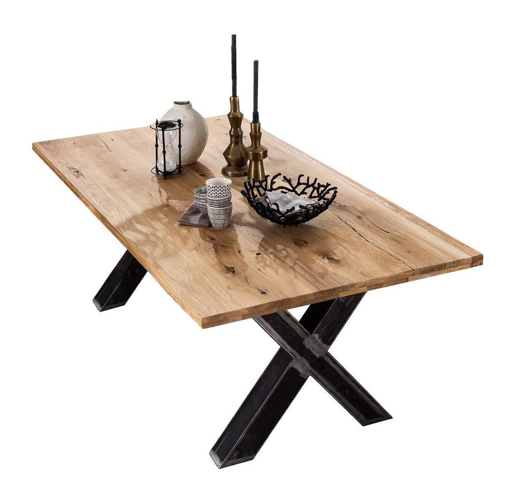 Tisch 240x100 cm Platte Wildeiche, X-Gestell im Used-Look | Plattenstärke 20 mm auf 40 mm aufgedoppelt, Abstand zwischen den Beinen: 170 cm, Rohr 10 x 10 cm, Wandstärke 1,4 mm, untere Höhe der Kreuzung 28 cm, obere Höhe 45 cm