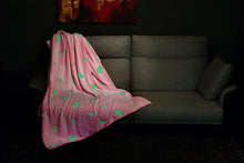 Laden Sie das Bild in den Galerie-Viewer, Kuscheldecke Plaid rosa mit glühenden Einhorn Motiv 130x150 cm - 