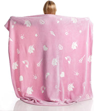 Laden Sie das Bild in den Galerie-Viewer, Kuscheldecke Plaid rosa mit glühenden Einhorn Motiv 130x150 cm - 