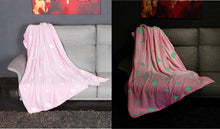 Laden Sie das Bild in den Galerie-Viewer, Kuscheldecke Plaid rosa mit glühenden Einhorn Motiv 130x150 cm